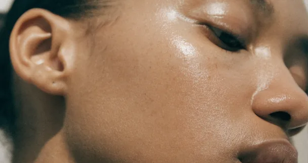 Mulher de olhos fechados com a pele luminosa