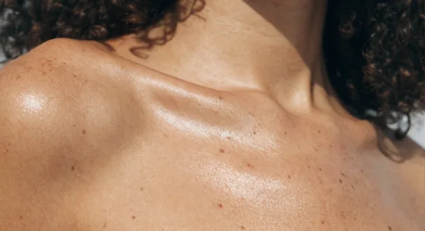 Ombro, colo e pescoço de uma mulher com a pele luminosa