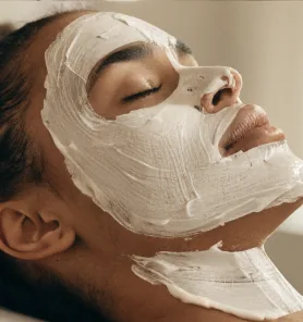 Paciente com máscara facial durante um protocolo na clínica