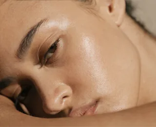 Mulher de olhos fechados com a pele hidratada