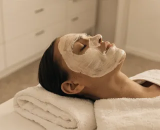 Paciente com máscara facial durante o tratamento