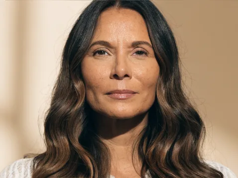 Retrato de uma mulher madura com a pele saudável